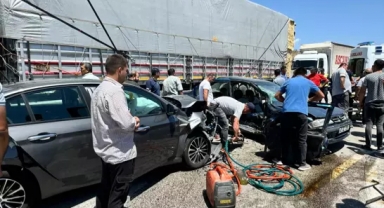 Otomobiller kavşakta çarpıştı