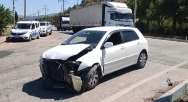Otomobiller kavşakta çarpıştı