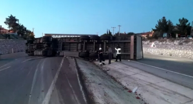 TIR devrildi, şoför yaralandı