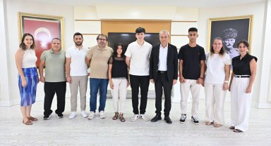 YKS'de başarılı olan öğrenciler Mesut Kocagöz'ü ziyaret etti