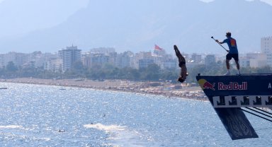27 metreden denize atlayışlar heyecanla izlendi