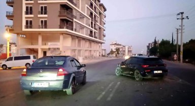 ANTALYA Manevra yapan 2 otomobil kafa kafaya çarpıştı