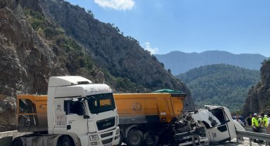 Antalya'da 2 kamyon çarpıştı: 2 yaralı
