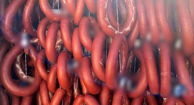 Antalya'da 2400 kilogram bozuk sucuk ele geçirildi