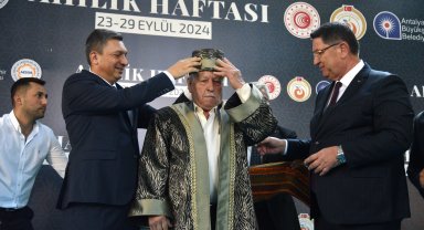 Antalya'da, 'Yılın ahisi' marangoz Daran, kaftanını giydi