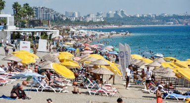 Antalya'da sahillerde hafta sonu yoğunluğu
