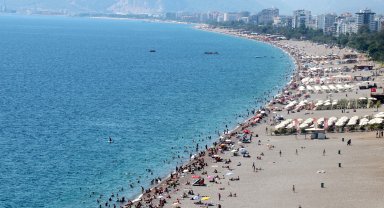 Antalya'da sıcak havada deniz ve mangal keyfi