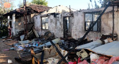 Antalya'daki yangında 2 gecekondu küle döndü