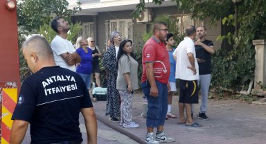 Banyodaki şofbenden çıkan yangın apartmandakileri sokağa döktü