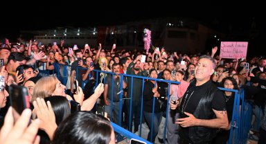 Başkan Böcek, Elmalı'da Haluk Levent konserine katıldı