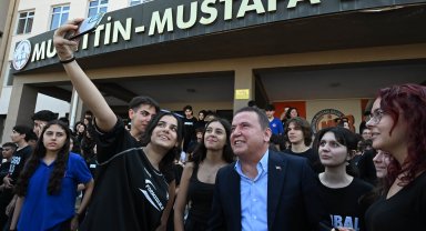 Başkan Böcek, yeni eğitim-öğretim yılı açılışında öğrencileri yalnız bırakmadı
