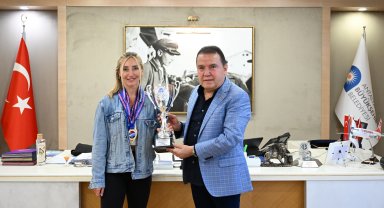 Başkan Böcek'ten Şahika Ercümen'e: Bu gurur bize yeter