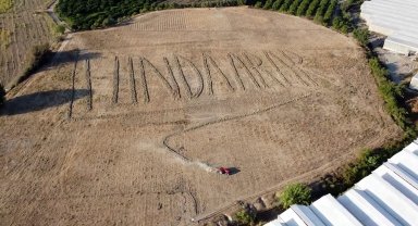 Hayranı olduğu Funda Arar'ın adını, traktörle tarlasına yazdı