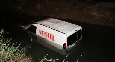Kanala uçan araçtaki 2 kişi yaralandı