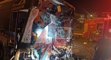 Kazada otobüste sıkışan sürücüyü itfaiye ekipleri kurtardı