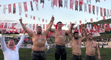 Kemer Belediyesi güreşçisinden çifte kürsü