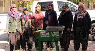 Köylü kadınlara salça makinesi