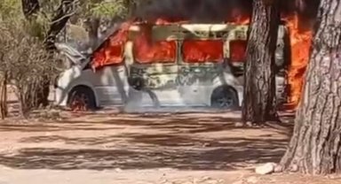 Kumluca'da minibüs yandı