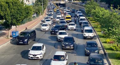 Okullar açıldı, trafik kilitlendi