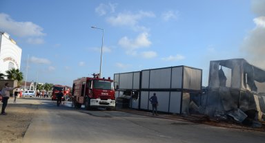 Otel şantiyesinde işçilerin kaldığı 10 konteyner yandı
