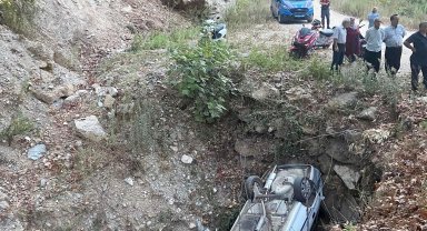 Otomobil çukura düştü