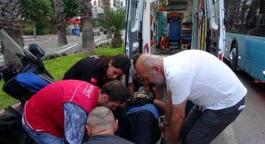 Otomobilin açılan kapısına çarpan motosikletli yaralandı