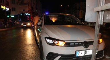 Otomobiliyle refüjdeki direğe çarptı