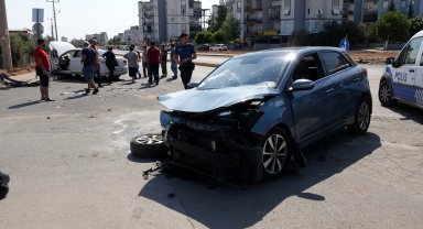 Otomobiller kavşakta çarpıştı; 1'i çocuk 6 yaralı