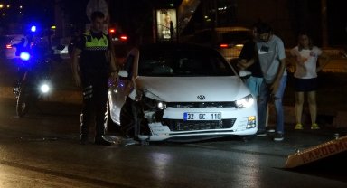 Refüje çarpan otomobil hurdaya döndü