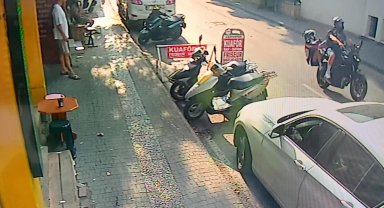 Sürücüsünün tekerini kaldırdığı motosikletten düşen kadın yaralandı; o anlar kamerada