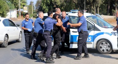 Telefonunu çaldığını iddia ettiği 2 kişiyi bacaklarından vurdu