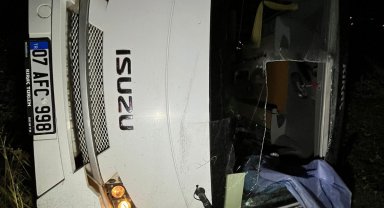 Tur midibüsü devrildi: 1 ölü