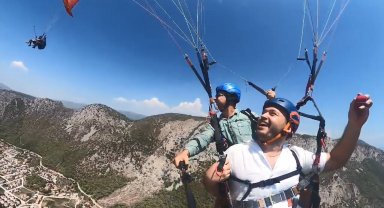 Yamaç paraşütüyle 600 metrede evlenme teklifi