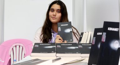 15 yaşındaki yazar, fuarda kitabını tanıttı