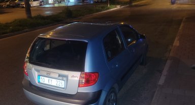 Alev alan sokak lambası otomobilin üzerine düştü; o anlar kamerada