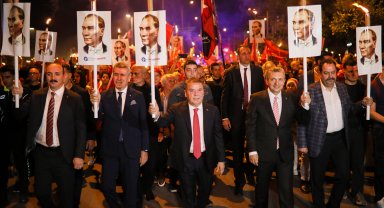 Antalya'da Cumhuriyet Bayramı fener alayı ile kutlandı