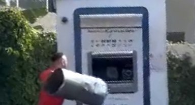 ATM'lere taş ve çöp kovasıyla saldırdı