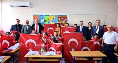 Başkan Kocagöz, öğrencilere bayrak hediye etti