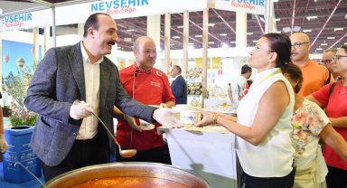 Başkan Kotan'dan YÖREX'te fasulye ikramı