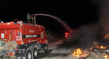 Çay kenarındaki yangın büyümeden söndürüldü