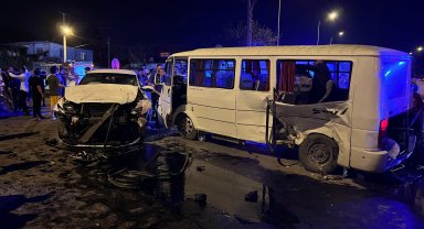 Düğünden dönen minibüs otomobille çarpıştı, ortalık savaş alanına döndü