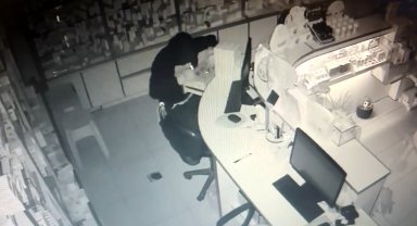 Eczaneye giren hırsız kamerada