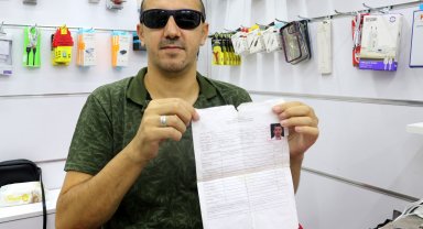 Görme engelli telefon tamircisi