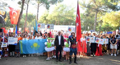 Halk danslarının kalbi Konyaaltı'nda attı