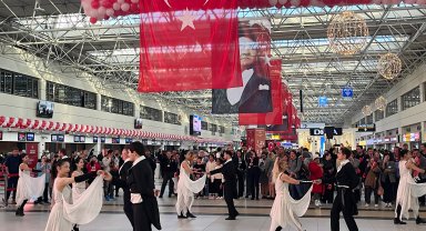 Havalimanında Cumhuriyet coşkusu