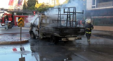 Kamyonet seyir halinde yandı