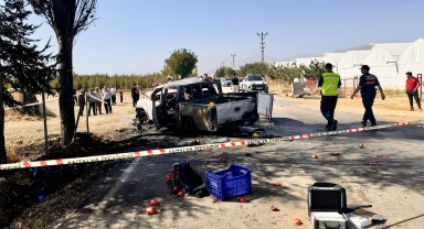Motosiklet kamyonete çarptı: 2 ölü, 1 yaralı