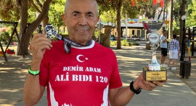 Omzunda 8 çivi ve 1 plak ile yarıştığı triatlonda 1 kupa ve 1 madalya kazandı