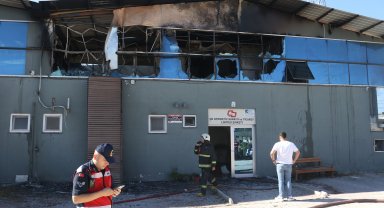 Otomobil yedek parça deposundaki yangın büyümeden söndürüldü