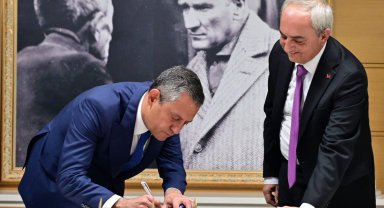 Özgür Özel, Kepez'de şeref defterini imzaladı